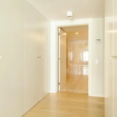 Apartment Plum Guide - Candy Apple *