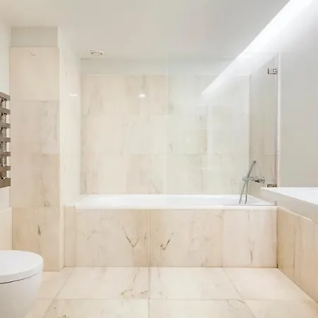 Apartment Plum Guide - Candy Apple Lisbon
